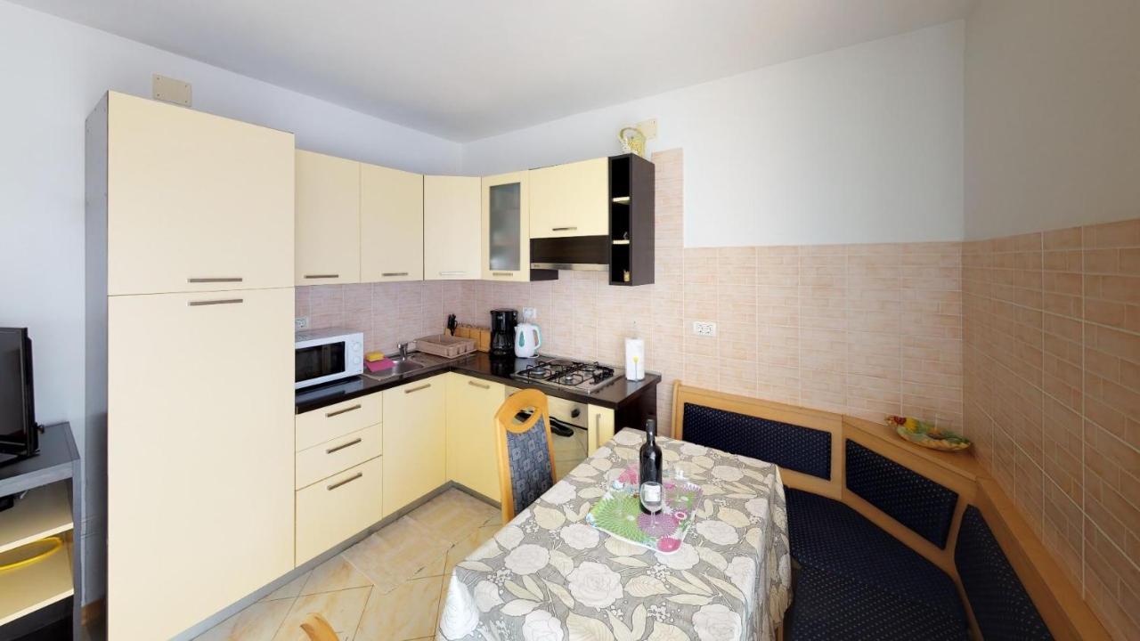 With A Parking Space Vilanija, - 17240 Apartment Umag
